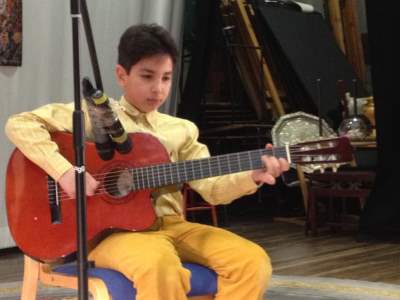 Hadaf Student playing Gitar